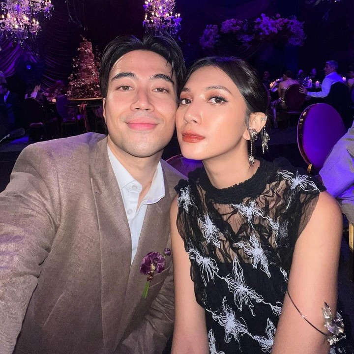 <p>Pasangan artis yang menikah pada 15 Januari 2022 itu menghadiri akad nikah hingga resepsi BCL. Pada malam resepsi, keduanya tampil kompak mengenakan busana pesta berwarna gelap nan mewah. (Foto: Instagram @vidialdiano)</p>