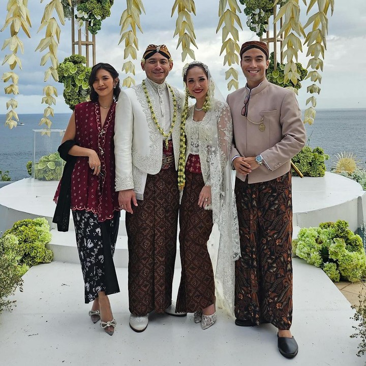 <p>Sejumlah artis Tanah Air menghadiri acara pernikahan Bunga Citra Lestari dan Tiko Aryawardhana. Salah satu yang turut menjadi tamu undangan adalah pasangan Vidi Aldiano dan Sheila Dara Aisha. (Foto: Instagram @vidialdiano)</p>