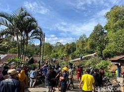 Jalan Poros Sinjai-Malino Masih Lumpuh gegara Longsor, Lalu Lintas Macet!