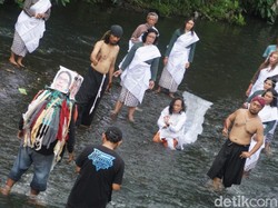 Momen Warga Jogja Larung Ade Armando ke Sungai Gajah Wong