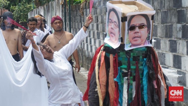 Kelompok budaya melarung kostum berwajah Ade Armando PSI ke sungai imbas ucapannya yang menyentil dinasti politik di Yogyakarta.