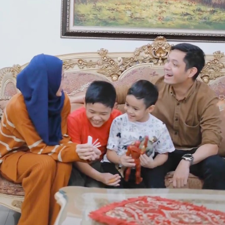 <p>Pesinetron yang kerap disapa Icha ini membagikan kabar kehamilannya melalui video singkat. Dalam video tersebut terdapat beberapa cuplikan saat Icha mengumumkan kehamilannya kepada sang suami, Dude Herlino, dan kedua putranya dengan menunjukkan hasil <em>test pack</em>. (Foto: Instagram: @ichasoebandono)</p>