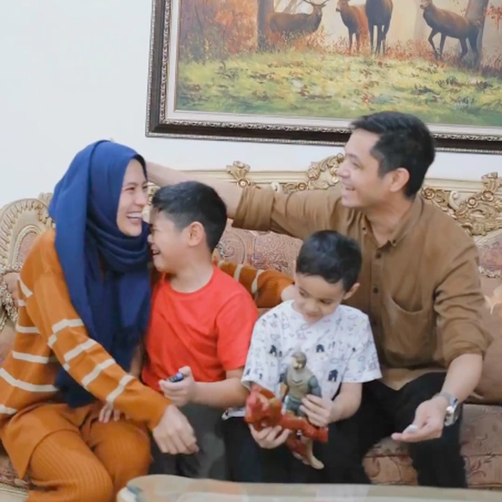 <p>Salah satu cuplikan yang menarik perhatian adalah ketika Si Sulung Rendra menangis setelah mengetahui bahwa Alyssa sedang hamil. Banyak netizen yang memuji kelembutan hati Rendra melalui kolom komentar. Seperti @yoo***** yang menuliskan, "Ikut nangis,,,Abang nya nangis denger mamanya hamil lagi." Juga ada, @elmi***** yang menuliskan, "MasyaAllah saya pulak yg sedih lihat si Abang nangis." (Foto: Instagram: @ichasoebandono)</p>