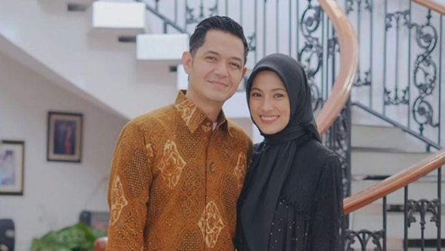 Alyssa Soebandono dan Dude Harlino menyambut kelahiran anak ketiga berjenis kelamin perempuan pada hari ini, Senin (22/4).