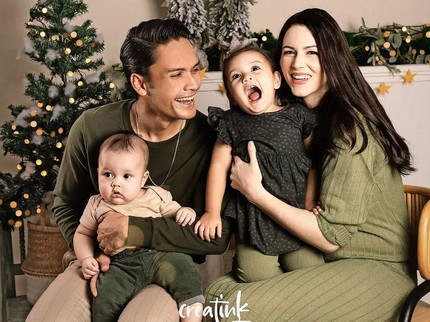 5 Potret Terbaru Keluarga Randy Pangalila dan Istri Bule, Bayinya Bikin Gemas!