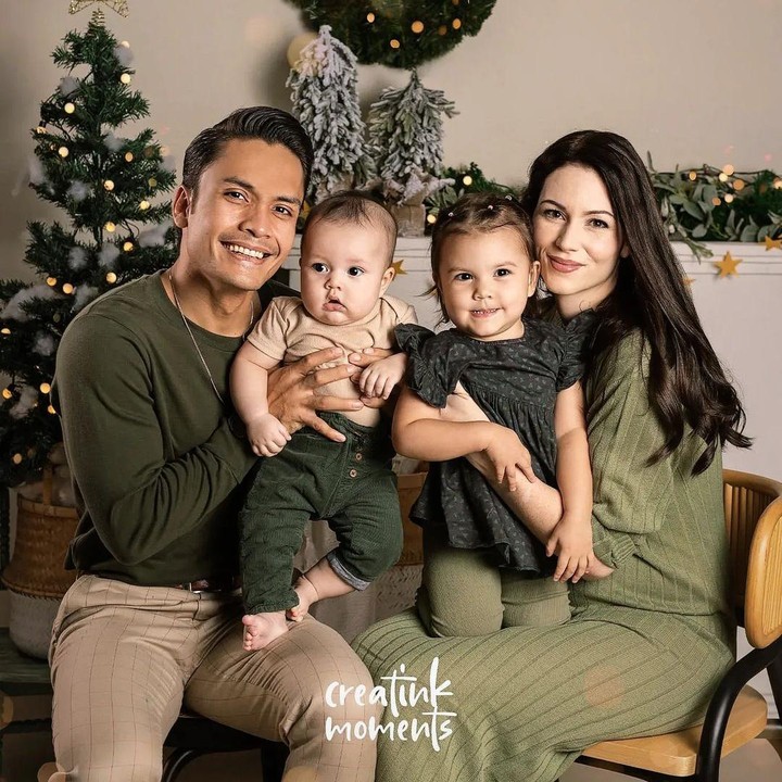 <p>Bersama anak-anak, pasangan yang menikah pada 19 Januari 2019 ini berpose di sebuah ruangan bertema Natal dengan berbagai dekorasi cantik. (Foto: Instagram @radpunk @creatinkmoments)</p>