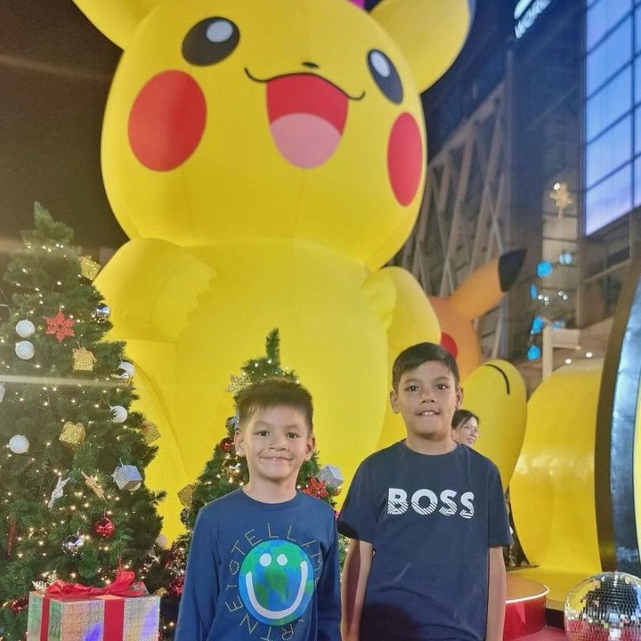 <p>Selesai mengikuti pertandingan sepak bola, Titi Kamal dan Christian Sugiono tak lupa memberikan reward untuk Juna dengan mengajaknya jalan-jalan di Thailand bersama sang adik. (Foto: Instagram @titi_kamall)</p>