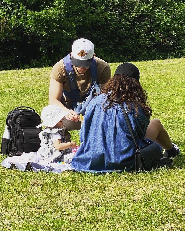 Bonding time with family! Nick dan keluarga kecilnya terlihat sedang piknik di alam terbuka. /Foto: instagram.com/priyankachopra