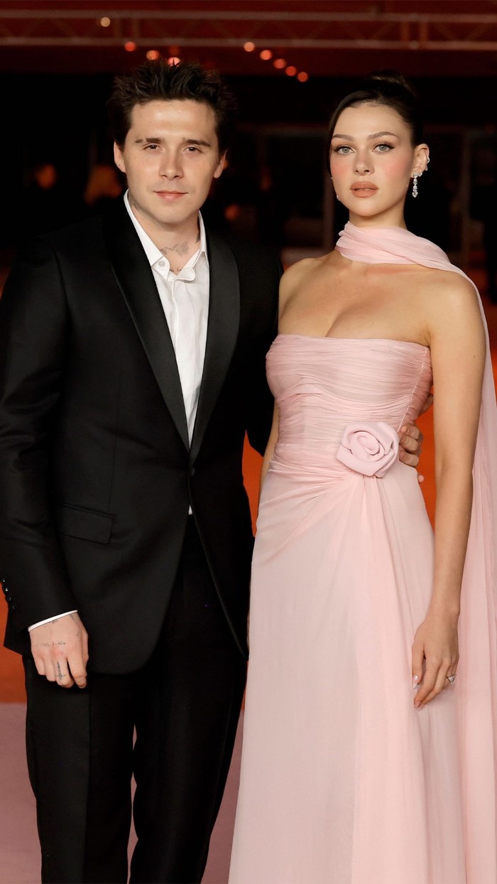 Brooklyn Beckham dan Nicola Peltz-Beckham serasi berbalut evening wear dari dua rumah mode berbeda. Brooklyn rapi dalam setelan jas tanpa dasi dari Dior, sedangkan Nicola memakai gaun drape rona blush pink koleksi Valentino Spring 2024/ Foto: Instagram.com/maisonvalentino