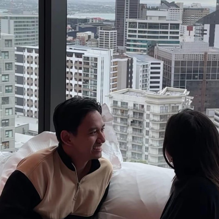 <p>Dalam video singkat yang dibagikan Sabrina, tampak city view dari kamar yang mereka tempati terlihat sangat bagus. Dari jendela kamar terlihat suasana perkotaan Selandia Baru yang begitu megah. (Foto: Instagram @sabrinaanggraini)</p>