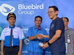 Cinta Lingkungan, Bluebird Bagi-bagi Ratusan Tumbler di Bandung