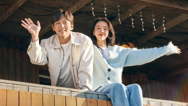 Sinopsis Welcome to Samdal-ri tentang Shin Hye-sun dan Ji Chang-wook yang punya mimpi berbeda tapi bertemu lagi di kampung halaman.