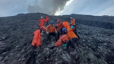 Jumlah korban tewas akibat erupsi Gunung Marapi bertambah jadi 23 orang. Sebelas di antaranya sudah diidentifikasi.