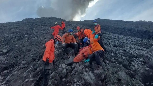 BMKG membeberkan dampak erupsi Gunung Marapi, Sumatera Barat pada Minggu (3/12) lalu ke dunia penerbangan.