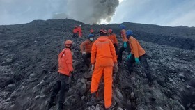 Evakuasi Pendaki Tewas Gunung Marapi Terhambat 5 Kali Erupsi Susulan