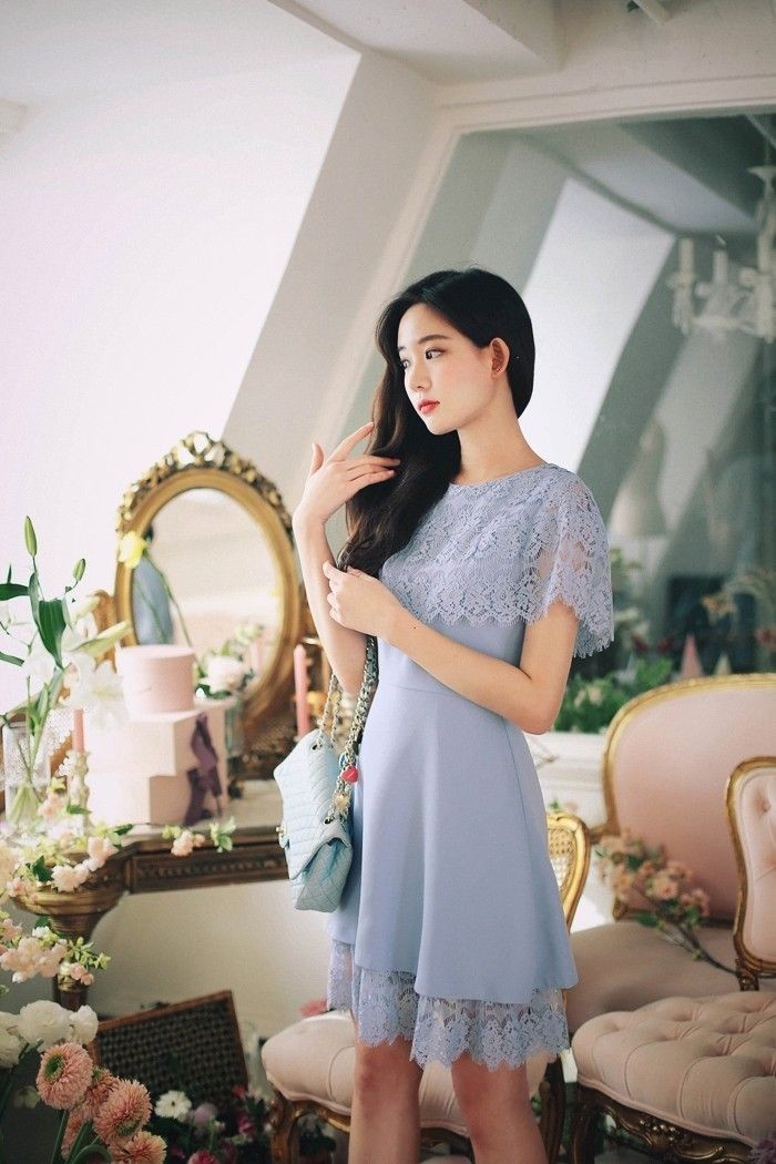 Inspirasi Outfit Warna Sky Blue yang Bikin Elegan