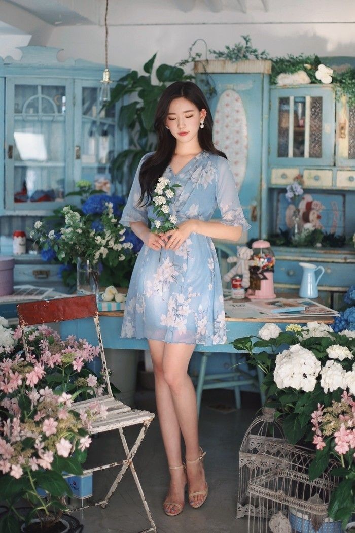Inspirasi Outfit Warna Sky Blue yang Bikin Elegan