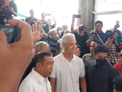 Ganjar Blusukan ke Pasar Baru Balikpapan, Warga Curhat soal BBM-Harga Kedelai