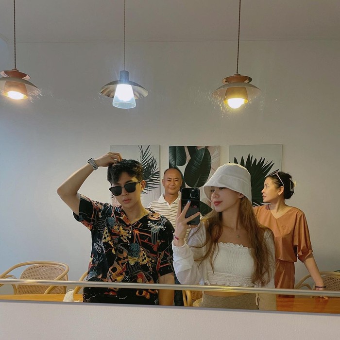 Holiday bersama keluarga nggak pernah dilewatkan Yunhyeong. Foto yang diambil tahun 2021 lalu melihatkan Yunhyeong dan keluarganya melakukan mirror selfie bersama./ Foto: Instagram.com/_eunjinsong