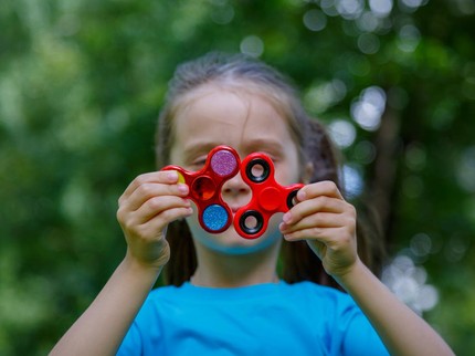 5 Tanda Anak Buta Warna, Termasuk Sering Pilihan Pakaian & Kaus Kaki Tidak Matching
