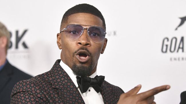 Jamie Foxx tampak emosional saat berpidato berdiri di hadapan publik untuk pertama kalinya semenjak menderita penyakit misterius.