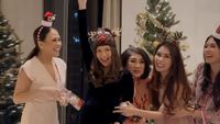 Bikin Iri, Jessica Mila Hias Pohon Natal Bareng Keluarga Suami ...