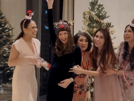 Bikin Iri, Jessica Mila Hias Pohon Natal Bareng Keluarga Suami, Kelihatan Disayang Banget!