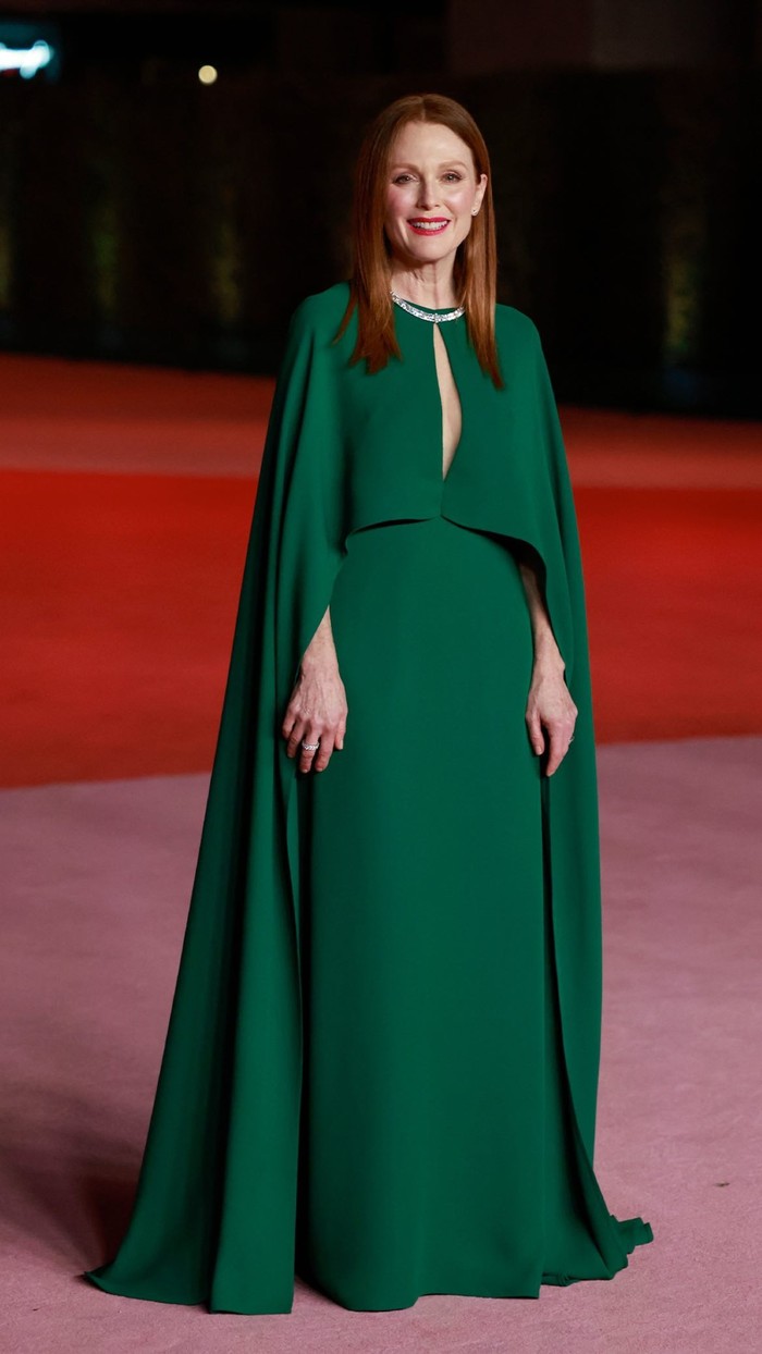 The emerald color flatters Julianne Moore's look.  The Maison Valentino cape dress she is wearing is from the Valentino L'école collection/ Photo: Instagram.com/maisonvalentino