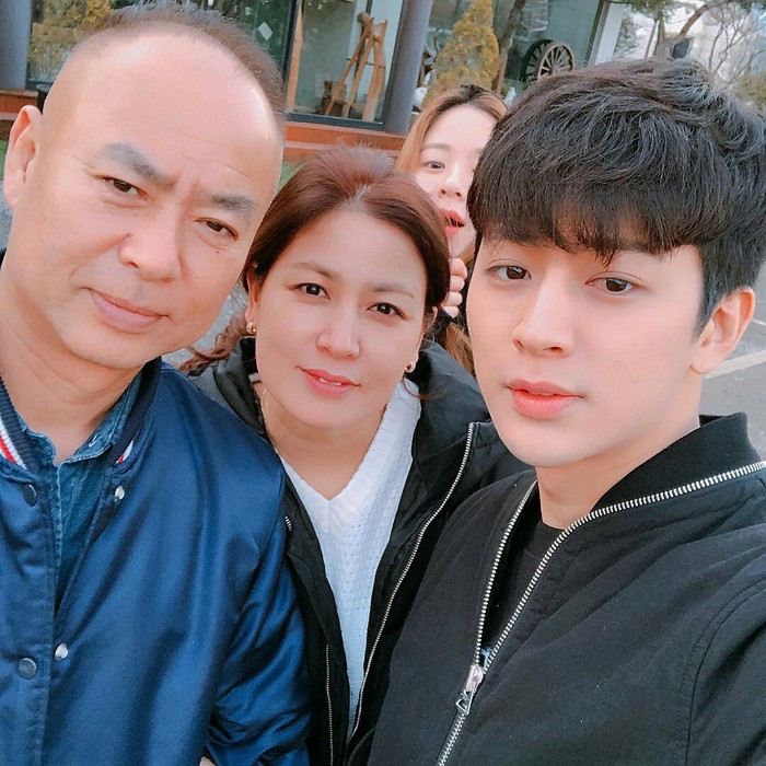 Kali ini, Yunhyeong berfoto bersama keluarganya yang terdiri dari Ayah, Ibu dan Adik perempuannya. Kira-kira Yunhyeong mirip Ibu atau Ayahnya nih menurut kamu, Beauties?/ Foto: Instagram.com/sssong_yh