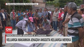 VIDEO: Keluarga Makamkan Jenazah Anggota Keluarga Mereka