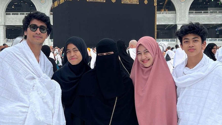 Keluarga Umi Pipik Umrah
