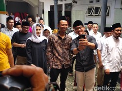 Silaturahmi ke Ponpes Al-Qodiri Jember, Kaesang Bagi-bagi Buku