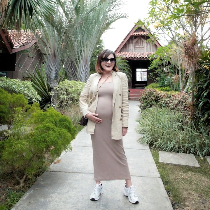 <p>Kiki Amalia menjadi salah satu artis Indonesia yang sedang hamil di tahun 2023. Ini merupakan kehamilan pertama Kini, Bunda. Meski hamil di uaia 42 tahun, Kini tetap beraktivitas seperti biasa. Saat ini, usia kehamilan Kiki sudah masuk trimester 3. (Foto: Instagram: @kikiamaliaworld)</p>