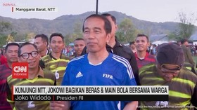 VIDEO: Kunjungi NTT, Jokowi Bagikan Beras & Main Bola Bersama Warga