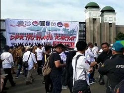 Ada Demo Apdesi di Depan DPR, Lalin Arah Slipi Terpantau Padat