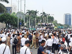 Massa Apdesi Tumpah Ruah, Jalan di Depan DPR Ditutup Total