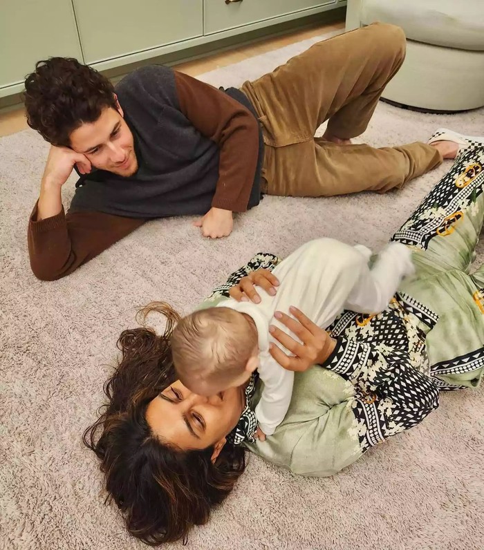 Melalui metode surrogate atau ibu pengganti, Nick Jonas dan Priyanka Chopra dikaruniai anak perempuan bernama Malti Marie Chopra Jonas pada 15 Januari 2022 lalu. /Foto: instagram.com/nickjonas