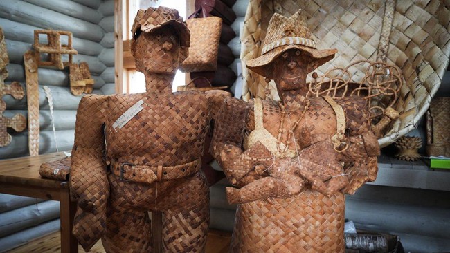FOTO: Pria Finlandia Ubah Kulit Kayu Birch Jadi Karya Seni