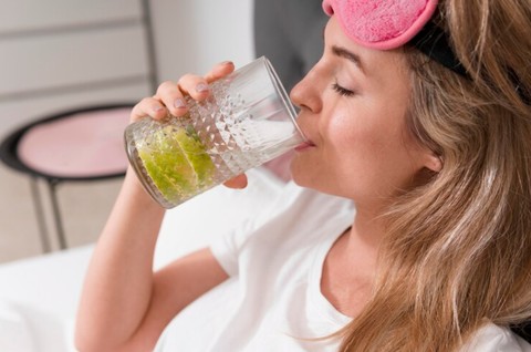 Mulai Hidup Sehat, Yuk Ketahui Manfaat Minum Air Lemon Sebelum Tidur