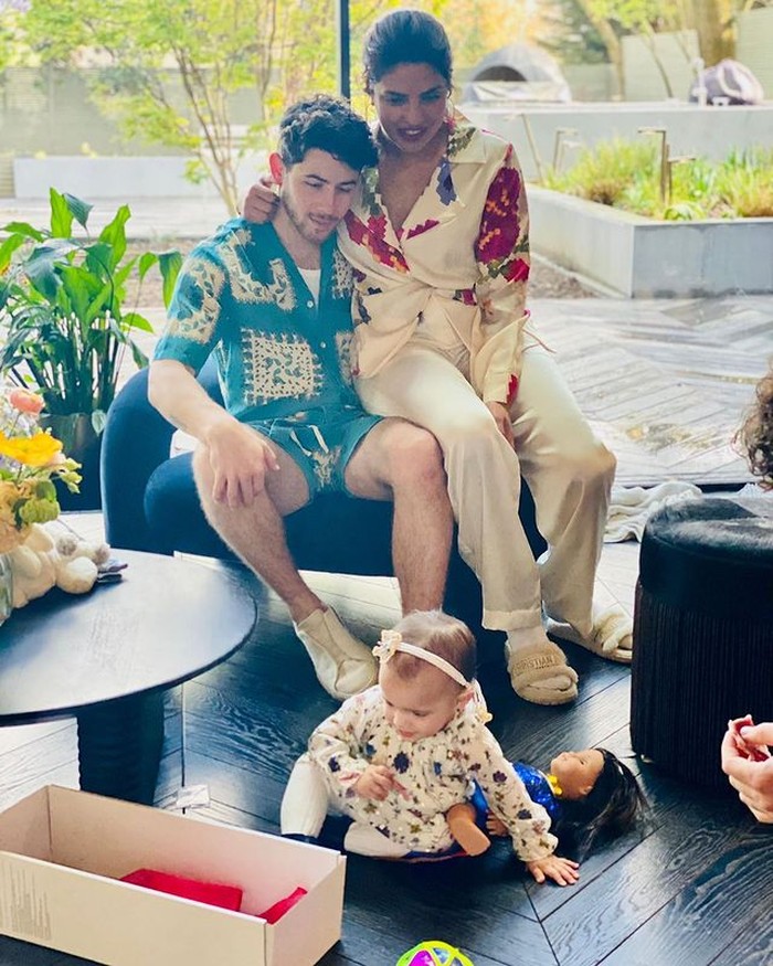 Momen kebersamaan keluarga Jonas saat merayakan Paskah. Lihat, deh, pandangan sayang dari Nick dan Priyanka ke putrinya itu, so sweet banget! /Foto: instagram.com/nickjonas