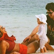 Momen Manis Nick Jonas dan Priyanka Chopra Bersama Buah Hati, Family Goals Banget!
