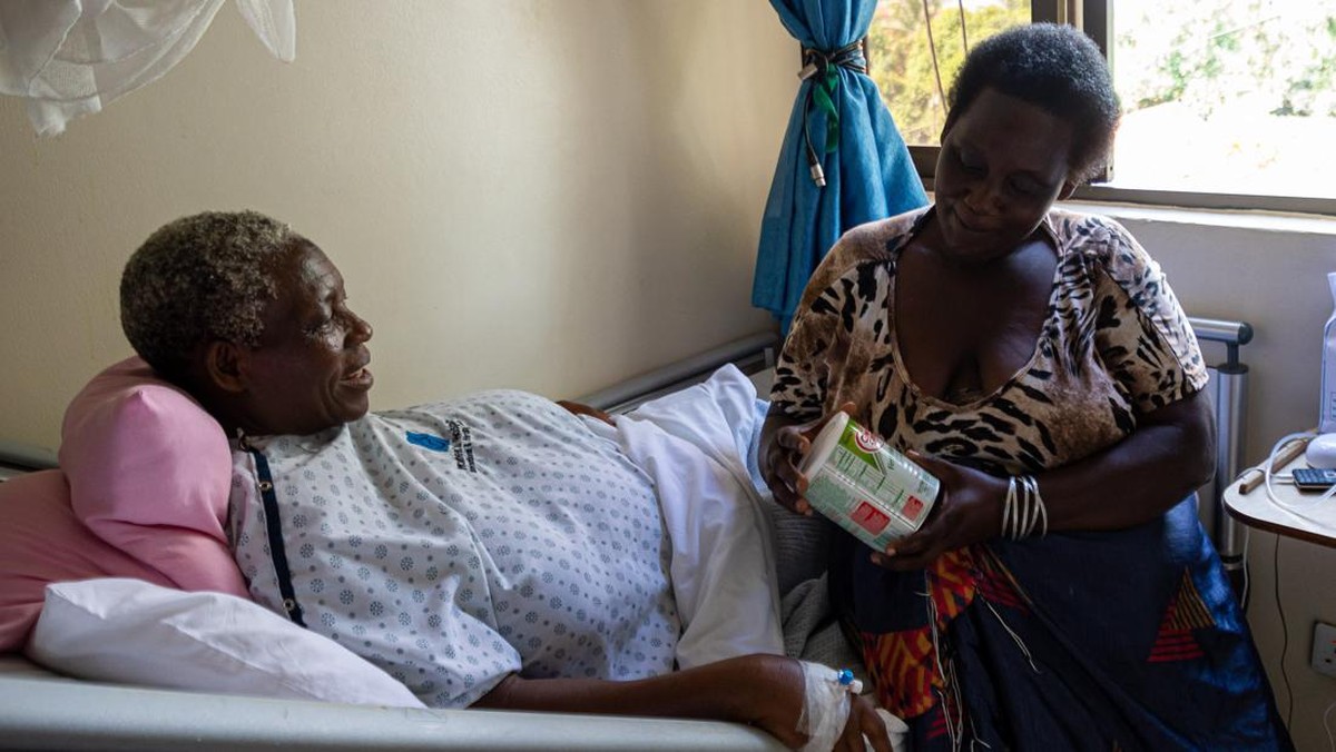 FOTO: Nenek 70 Tahun di Uganda Melahirkan Bayi Kembar