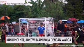 VIDEO: Kunjungan NTT, Jokowi Main Bola Dengan Warga