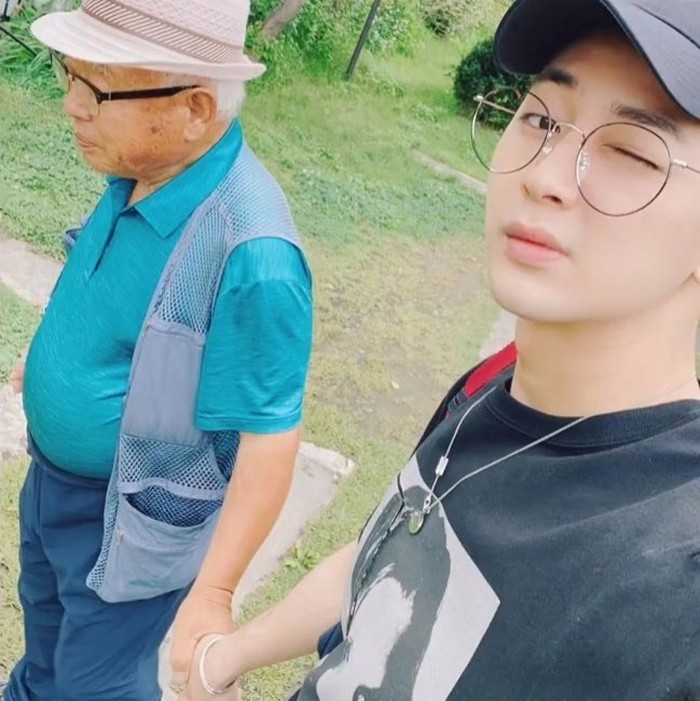 Nggak mau ketinggalan, Yunhyeong iKON terlihat menggenggam tangan sang Kakek. Anggota iKON ini memang sering terlihat mengajak Kakek dan Neneknya jalan-jalan, lho. Cucu kesayangan banget, ya!/ Foto: Instagram.com/sssong_yh