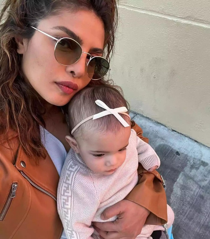 Pada awalnya, pasangan selebritis itu selalu menutupi wajah buah hati mereka. Namun, wajah Malti mulai diperlihatkan kepada publik pada Februari tahun ini. Imut abis! /Foto: instagram.com/priyankachopra