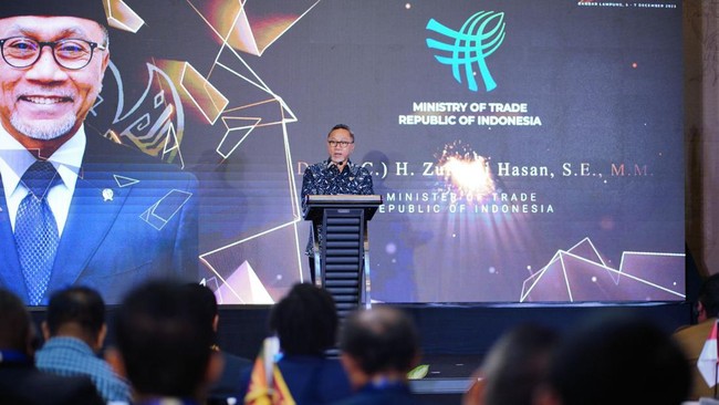 Menteri Perdagangan, Zulkifli Hasan, mendorong industri kelapa di Lampung untuk berinovasi agar mampu menjadi penggerak ekonomi rakyat.