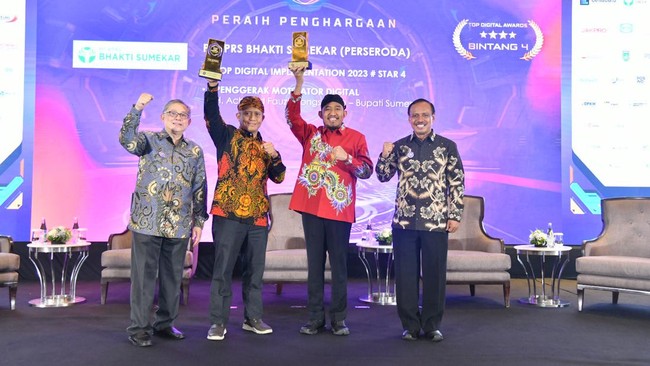 Adapun Majalah IT Works memberikan penghargaan kepada Bupati Sumenep Achmad Fauzi Wongsojudo dalam Top Digital Award 2023 sebagai Tokoh Penggerak Digital.