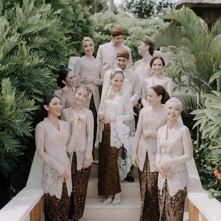 <p>Bunga Citra Lestari menikah dengan Tiko Aryawardhana pada Sabtu (2/12/23) yang lalu. Acara yang berlangsung di Bali ini dihadiri oleh sahabat dan keluarga terdekat. (Foto: Instagram @aishahjennifer)<br /><br /><br /></p>