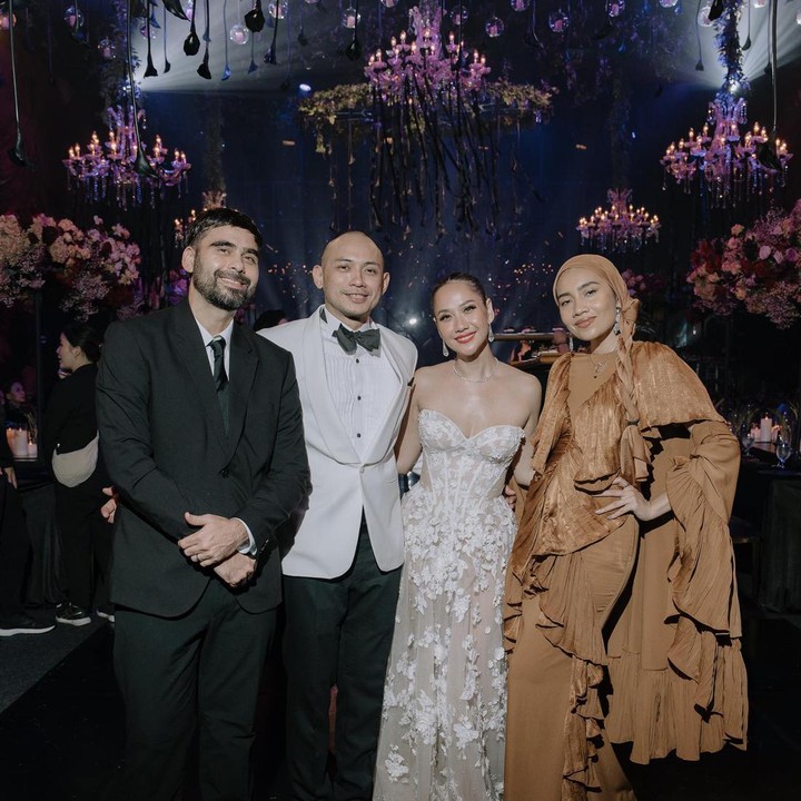 <p>Baik orang tua maupun adik Ashraf, saat ini sudah membagikan potret-potret pernikahan Bunga di akun Instagram masing-masing. Postingan mereka menuai banyak reaksi positif, lho. (Foto: Instagram @aishahjennifer)<br /><br /><br /></p>