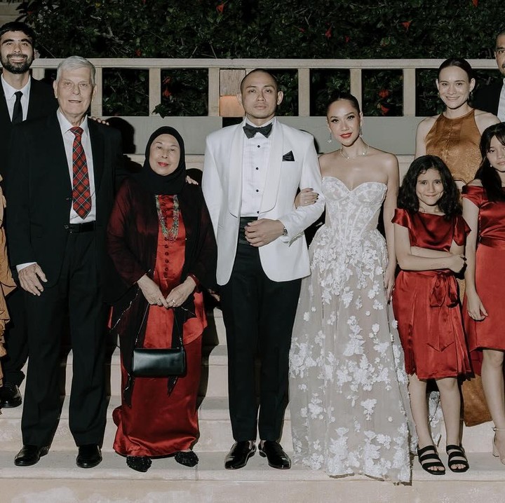 <p>Mulai dari ayah, ibunda, serta adik almarhum Ashraf terlihat bahagia melihat Bunga. Bahkan adik Ashraf, Aisha Jennifer, dipilih langsung untuk menjadi <em>bridesmaid</em>-nya. (Foto: Instagram @yuna)<br /><br /><br /></p>